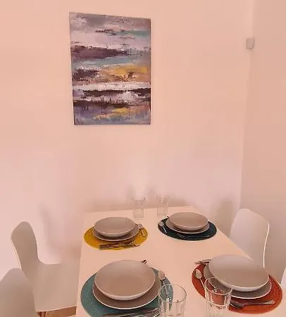 Beautiful Garden Flat Nearly Refurbished Free Wifi Apartment *